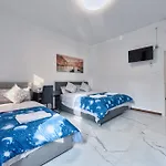 Cesare In Πανσιόν *